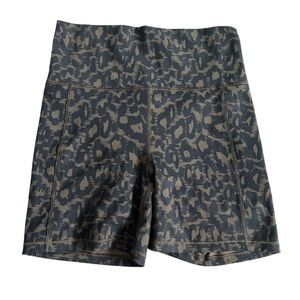 Vuori Women’s Leopard Studio Pocket Biker Shorts Sz S Black Olive Gym Yoga GUC